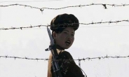 삼엄한 압록강변 철조망 속 북한 소녀병사