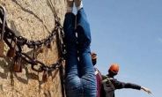 가장 용감한 여성 관광객…“절벽에서 물구나무를?”
