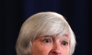 옐런, 내년 중반 기준금리 인상 시사…Fed, 100억달러 추가 테이퍼링
