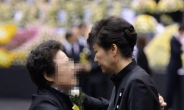 박근혜 대통령 위로받은 할머니, 정체 밝혀졌지만…온라인 여전히 ‘활활’