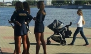 러시아 여경, 밀착 섹시 미니스커트 제복에 러 내무부 '짧은 치마 단속?'