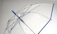 투명우산에 상처 방지 장화…장마용품에도 ‘안전’이 대세?