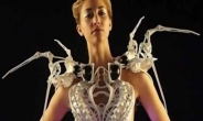 로봇식 거미 드레스, 3D 프린터로 완성 “위협 느끼면 거미 다리가 저절로…”