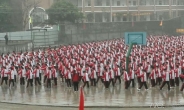어린학생들 빗 속 체조, 시찰 온 공무원들은 우산...中 누리꾼 뿔났다