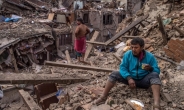쌓여있는 구호품, 네팔의 관료주의가 막고있는 도움의 손길