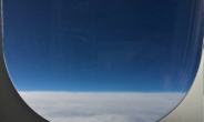 [궁금하면 질문] 비행기 창문에 왜 작은 구멍이 있을까?