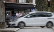 [영상]보행 중 스마트폰 하다 달려오는 차에 그만…‘끔찍’