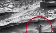 화성 사진에 검은 드레스를 입은 여성이?