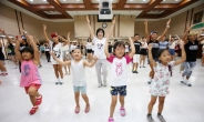 [포토뉴스]‘춤815 플래시 몹’ 연습하는 구청장