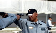 “저러니 사고가 나지”…총기로 장난치는 개념상실 경찰들