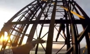 [영상] 맨손으로 오르는 153m 철제탑...보기만해도 ‘아찔’