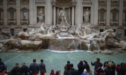로마 명소 ‘트레비분수’ 17개월만에 다시 물 뿜는다
