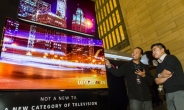 [포토뉴스] 뉴욕 맨해튼 센트럴역서…LG 올레드 TV ‘로드쇼’
