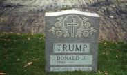 뉴욕에 트럼프 묘비 생겼다…묘비명 “미국을 증오로 만들다”