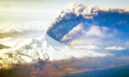 알래스카 화산 폭발…항공기 40여편 운항취소