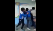 [영상] 교실서 선생님 집단 구타…고삐풀린 중학생들 ‘경악’