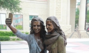 시청 밖에 놓인 ‘셀카 찍는 여성’ 동상…시민들 “무슨 의미?”