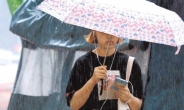 [보행중 스마트폰 금지 안내표시 일주일] 장마철 ‘우산속 스마트폰’ 여전…안내표시 있으나마나