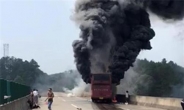 中 불타는 버스서 기사 혼자 탈출…35명 사망
