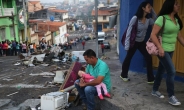 먹을 것 없는 베네수엘라인들, 국경 뚫고 콜럼비아 마켓?가게로 몰려가