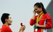 中 선수, 올림픽 시상대에서 은메달 딴 여자친구에게 프로포즈