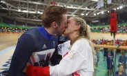 [리우올림픽]연인과 출전 동반 금메달 ‘감격의 키스’
