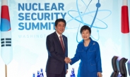 朴대통령ㆍ아베 총리 “北 미사일, 한ㆍ미ㆍ일 강력 대응…미래지향적 한일관계 발전”