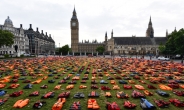 난민 위기 알리려…영국에 설치된 ‘구명조끼 무덤’