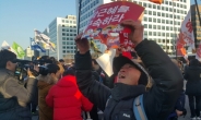 [234찬성-탄핵가결] 국회 앞 시민들 “탄핵 대박! 박근혜를 감옥으로!”…축제 분위기