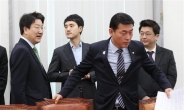 [포토뉴스] 원내대책회의 입장하는 권성동 탄핵소추위원장