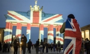 [포토뉴스]브란덴부르크문 덮은 ‘런던 테러’ 추모