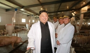 돼지공장 찾은 北 김정은 “돼지바다 펼쳐졌다