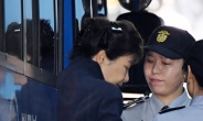 [박근혜 첫 공판]“직업은?” “무직입니다”…‘피고인 박근혜’ 구속 53일만에 법정 출석