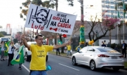 룰라 브라질 前대통령 9년 6개월 징역형…대선출마‘가물가물’