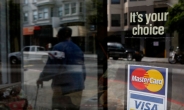 비자카드, 현금과의 전쟁…50개 식당에 “카드만 사용하라”