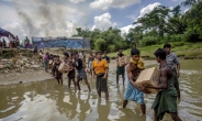 방글라, 국경 넘어온 40만 로힝야 난민에 이동 금지…사회혼란 우려