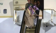 사우디 국왕 황금 에스컬레이터, 러 첫 방문서 고장 ‘해프닝’