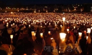 ‘촛불혁명 기념’ 정기행사 되나, 곳곳서 “촛불은 계속된다” 함성