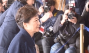 박근혜, 재판 거부 한달…그 와중에 불리한 판결 잇달아