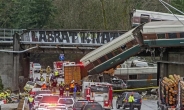 美 시애틀 남부서 암트랙 열차 탈선…“3명 사망·100여명 부상”