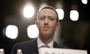 정장 입고 의회 출석한 저커버그 “페북 정보유출 내 실수…규제에도 협력”