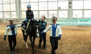 말타며 ‘힐링’해요…서울경찰 기마대 ‘특수학교 학생’에 승마프로그램 제공