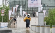 [포토뉴스] 택배기사 “폭우도 나를 못막아”