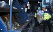 쓰레기 수거차량에 매달린 양승조 충남지사…취임 첫날 새벽부터 정책현장에서 ‘소통행보’에 분주