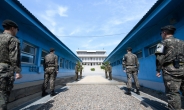 군 “국방백서 ‘북한군은 우리의 적’ 문구 삭제여부 12월 결정”