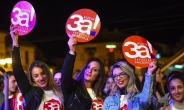 [포토뉴스] 국호 ‘북마케도니아’…찬성 지지자들