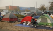 월마트 주차장서 노숙하는 산불 난민들…美 정부에 분통