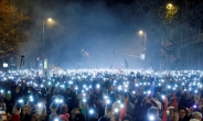 “노예법 반대”…핸드폰 불빛 시위 나선 헝가리인들