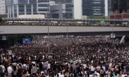 홍콩 시민 수 만 명, 입법회 봉쇄…범죄인 中 인도법 심의 결국 ‘연기’
