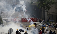 성난 민심에 홍콩 '범죄인 인도 법안' 심의 연기…최루탄 발사도